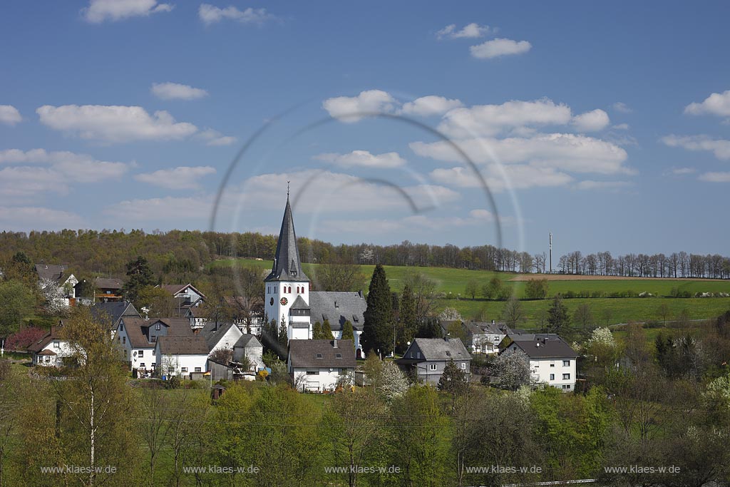 Freudenberg Oberhoklzklau, Blick zum Orts mit der evangelischen Pfarrkirche, einer suedwestfaelischen Hallenkirche im Fruehling; Freudenberg Oberholzklau, view to the village with parish church