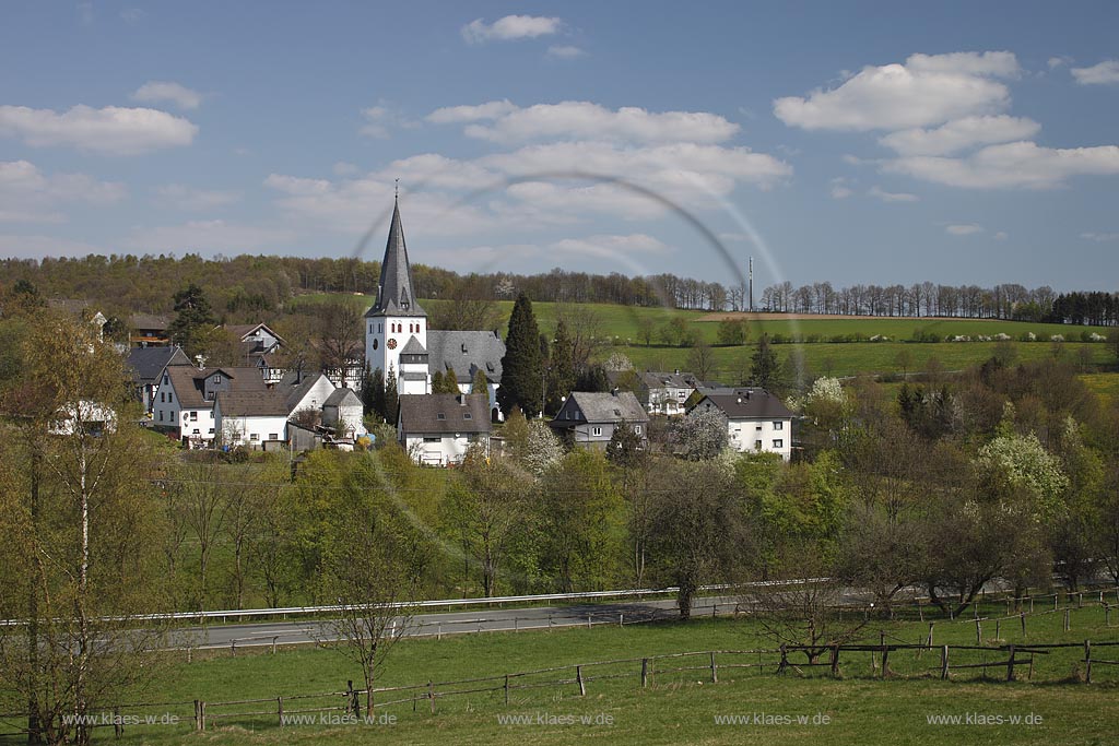 Freudenberg Oberhoklzklau, Blick zum Orts mit der evangelischen Pfarrkirche, einer suedwestfaelischen Hallenkirche im Fruehling; Freudenberg Oberholzklau, view to the village with parish church