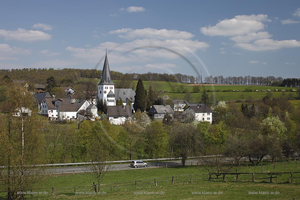 Freudenberg Oberhoklzklau, Blick zum Orts mit der evangelischen Pfarrkirche, einer suedwestfaelischen Hallenkirche im Fruehling; Freudenberg Oberholzklau, view to the village with parish church