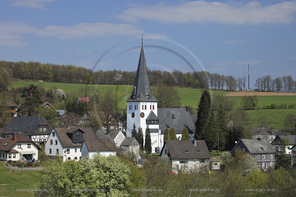 Freudenberg Oberhoklzklau, Blick zum Orts mit der evangelischen Pfarrkirche, einer suedwestfaelischen Hallenkirche im Fruehling; Freudenberg Oberholzklau, view to the village with parish church