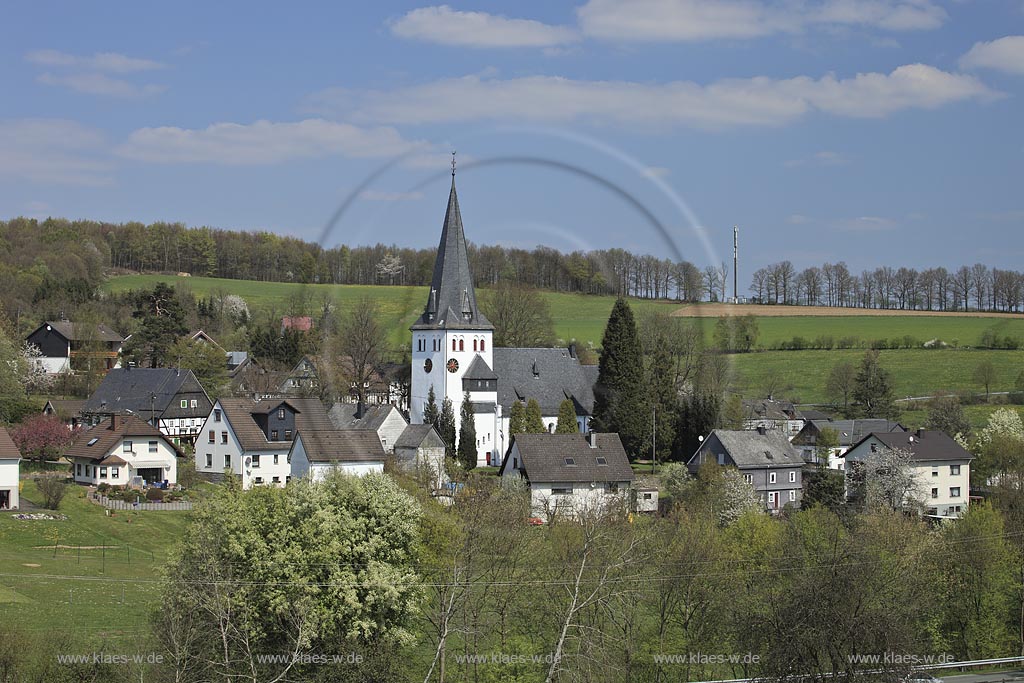 Freudenberg Oberhoklzklau, Blick zum Orts mit der evangelischen Pfarrkirche, einer suedwestfaelischen Hallenkirche im Fruehling; Freudenberg Oberholzklau, view to the village with parish church