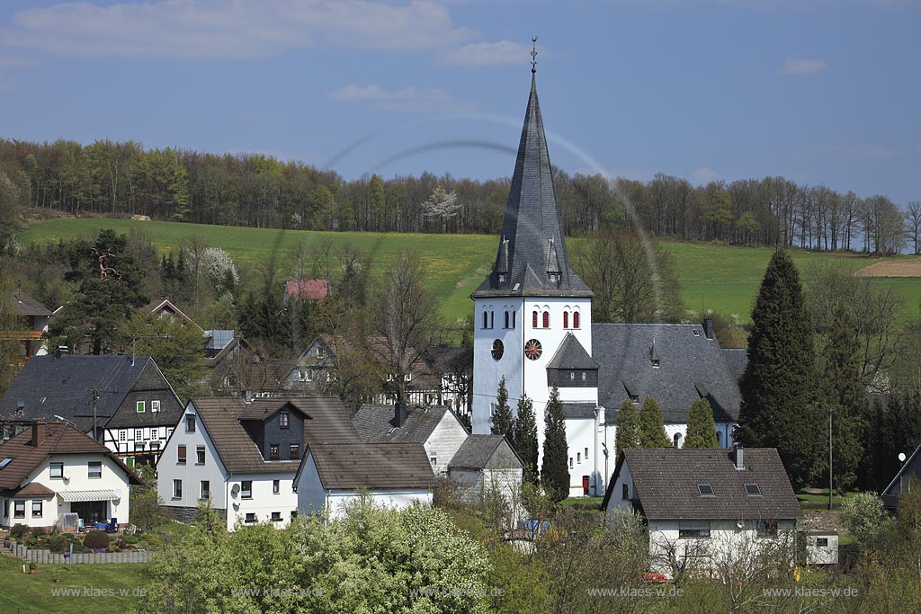 Freudenberg Oberhoklzklau, Blick zum Orts mit der evangelischen Pfarrkirche, einer suedwestfaelischen Hallenkirche im Fruehling; Freudenberg Oberholzklau, view to the village with parish church