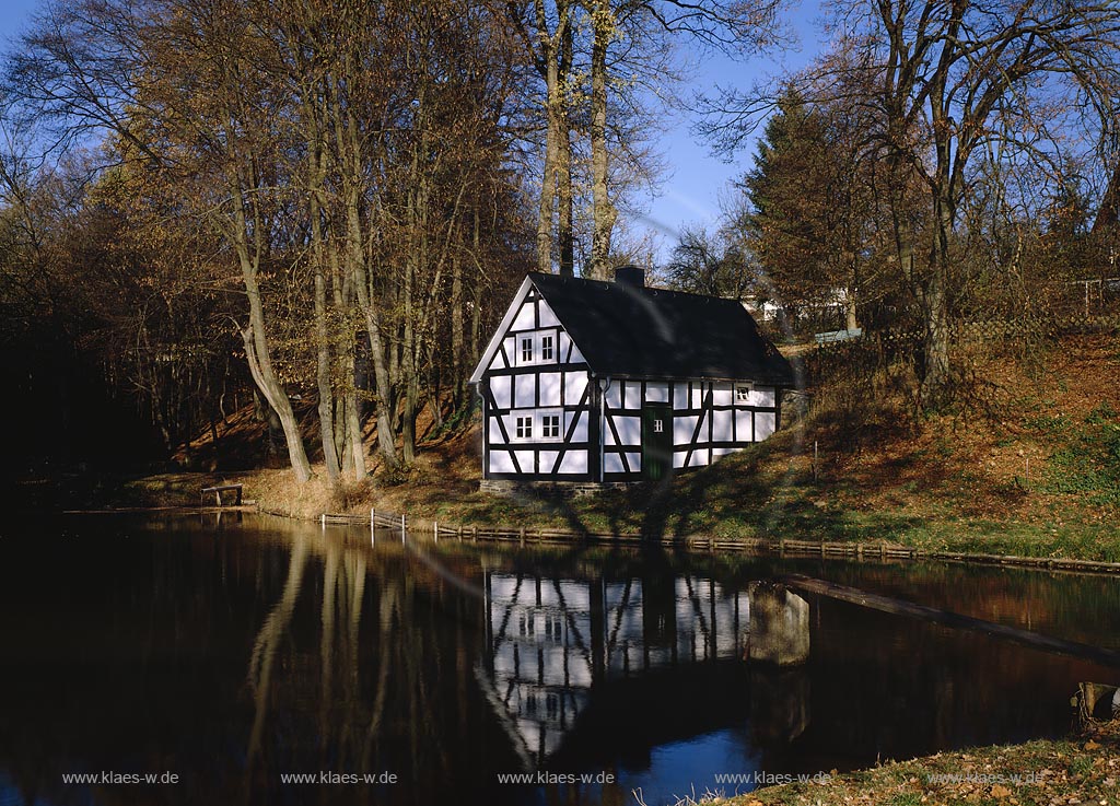 Oberholzklau, Freudenburg, Kreis Siegen-Wittgenstein, Siegerland, Blick auf Backhaus mit Pfarrteich in Herbstlandschaft