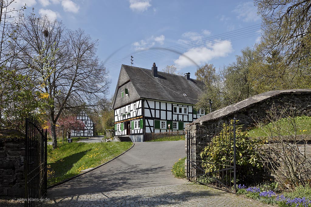 Freudenberg Oberhoklzklau, Pfarrhaus, das aelteste Fachwerkhaus des Siegerlandes, von 1608 im Fruehling; Freudenberg Oberholzklau, the oldes framework house in the Siegerland,  from 1608 