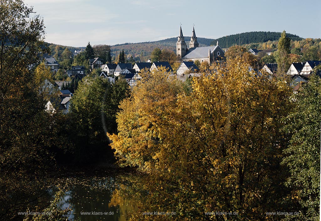 Hilchenbach, Kreis Siegen-Wittgenstein, Siegerland, Blick ber, ueber  Ferndorfbach auf Ort und Kirche 