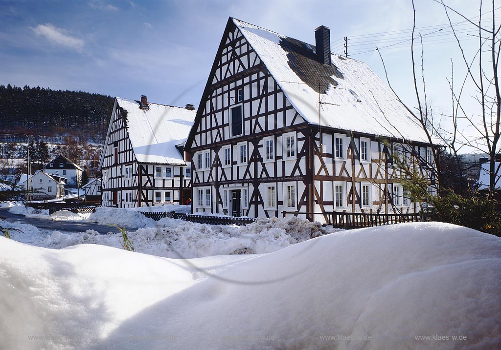 Allenbach, Hilchenbach, Kreis Siegen-Wittgenstein, Siegerland, Blick auf Fachwerkhuser, Fachwerkhaeuser in Schneelandschaft