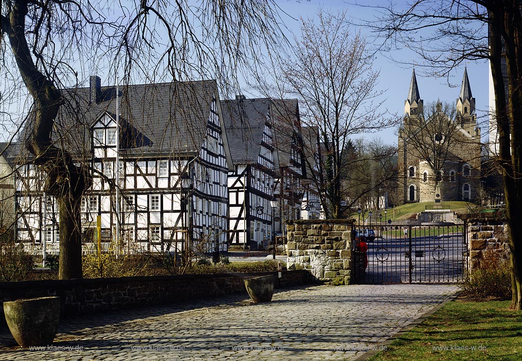 Hilchenbach, Kreis Siegen-Wittgenstein, Siegerland, Blick zum Markt mit Fachwerkhusern, Fachwerkhaeusern und Kirche im Herbst