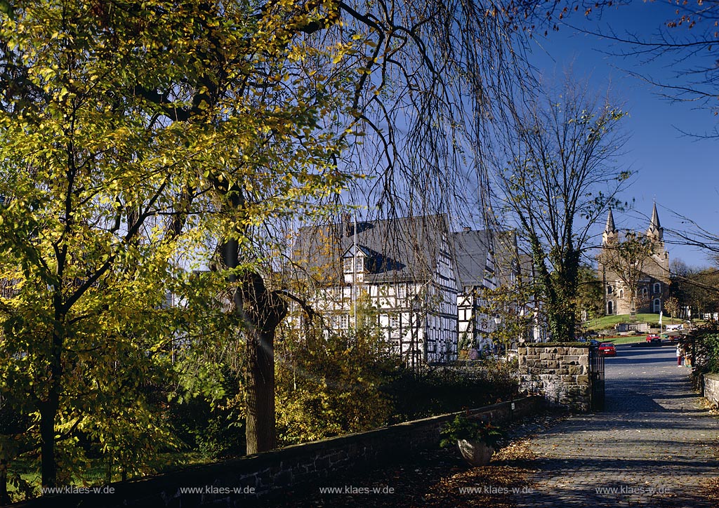 Hilchenbach, Kreis Siegen-Wittgenstein, Siegerland, Blick zum Markt mit Fachwerkhusern, Fachwerkhaeusern und Kirche im Herbst