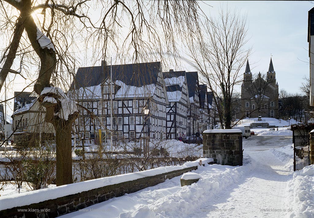 Hilchenbach, Kreis Siegen-Wittgenstein, Siegerland, Blick zum Markt mit Fachwerkhusern, Fachwerkhaeusern und Kirche in Winterlandschaft