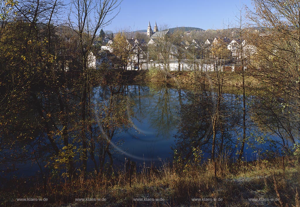 Hilchenbach, Kreis Siegen-Wittgenstein, Siegerland, Blick auf Teich und Stadt in Herbstlandschaft