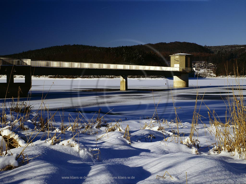 Hilchenbach, Kreis Siegen-Wittgenstein, Siegerland, Blick auf vereiste Breitenbach Talsperre in Winterlandschaft