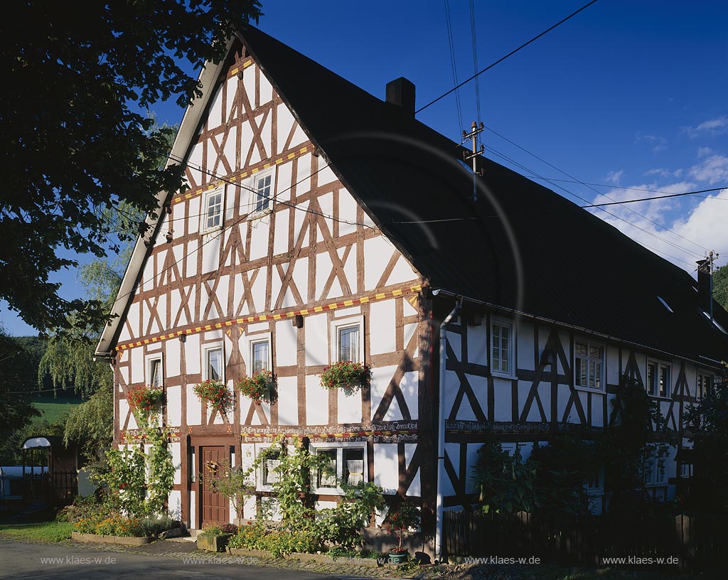 Grund, Hilchenbach, Kreis Siegen-Wittgenstein, Siegerland, Blick auf Fachwerkhof 