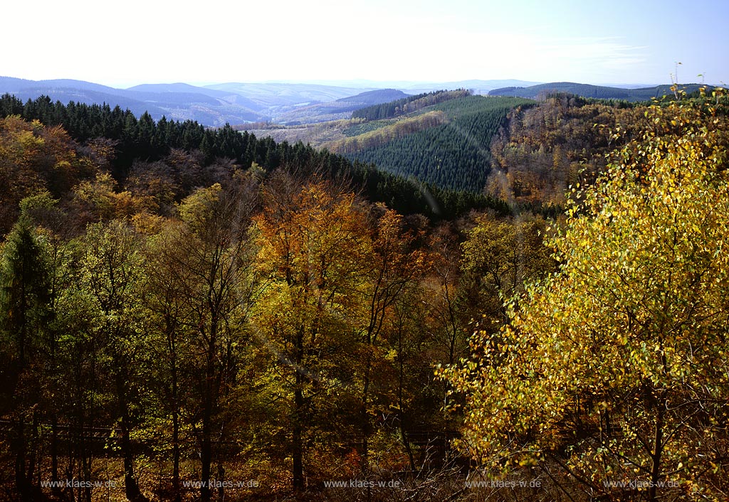 Luetzel, Ltzel, Hilchenbach, Kreis Siegen-Wittgenstein, Siegerland, Blick in Gillertal auf Natur und Landschaft im Herbst