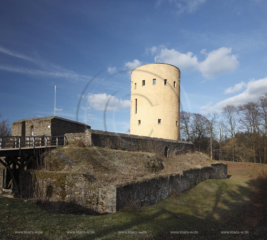 Hilchenbach Luetzel. Ruine der Hhenburg Ginsburg auf dem 590 Meter ueber NN hohen Schlossberg, Blick zum Bergfried im Vorfruehling mit kahlen Bauemen; Hilchenbach Lietzel ruine Ginsburg in eraly spring: