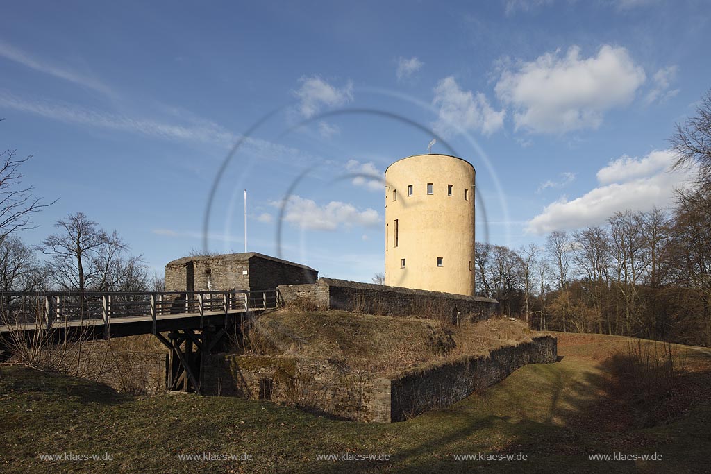 Hilchenbach Luetzel. Ruine der Hhenburg Ginsburg auf dem 590 Meter ueber NN hohen Schlossberg, Blick zum Bergfried im Vorfruehling mit kahlen Bauemen; Hilchenbach Lietzel ruine Ginsburg in eraly spring: