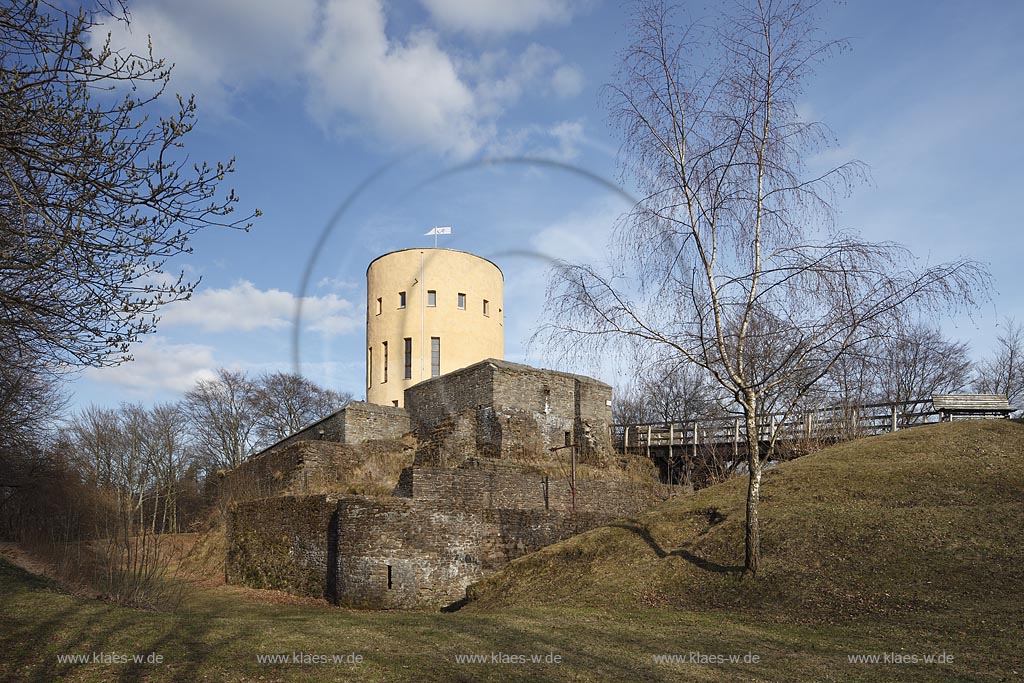 Hilchenbach Luetzel. Ruine der Hhenburg Ginsburg auf dem 590 Meter ueber NN hohen Schlossberg, Blick zum Bergfried im Vorfruehling mit kahlen Bauemen; Hilchenbach Lietzel ruine Ginsburg in eraly spring: