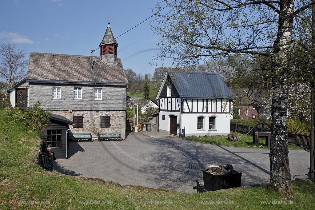 Hilchenbach Muesen, Bergbaumuseum Muesen mit Schaubergwerk Stahlberger Erbstollen. Die Grube Stahlberg war von 1313 bis zum 31. Mrz 1931, also mehr als 600 Jahre, nahezu ohne Unterbrechung in Betrieb. Sie ist eines der ltesten Bergwerke im Siegerland. Gefoerdert wurden in erster Linie Siegerlaender Spateisenstein, der beruehmte "Muesener Grund", daneben aber auch grere Mengen an Bleiglanz, Zinkblende sowie Kupfer- und Pfahlerz. Der Stahlberger Erbstollen, auch Tiefer Msener Stollen genannt, wurde in den Jahren 1740 bis 1980 ursprnglich als Wasserableitungsstollen gebaut und hatte eine Lnge von 1.144,5 m. Ab 1833 wurde ber diesen Stollen das Erz aus der Grube gefrdert. Von der gesamten Lnge sind heute 380 m zur Besichtigung freigegeben. Trger des Schaubergwerks Stahlberger Erbstollen ist der Verein; Hilchenbach Muesen coal museum Stahlber Erbstollen