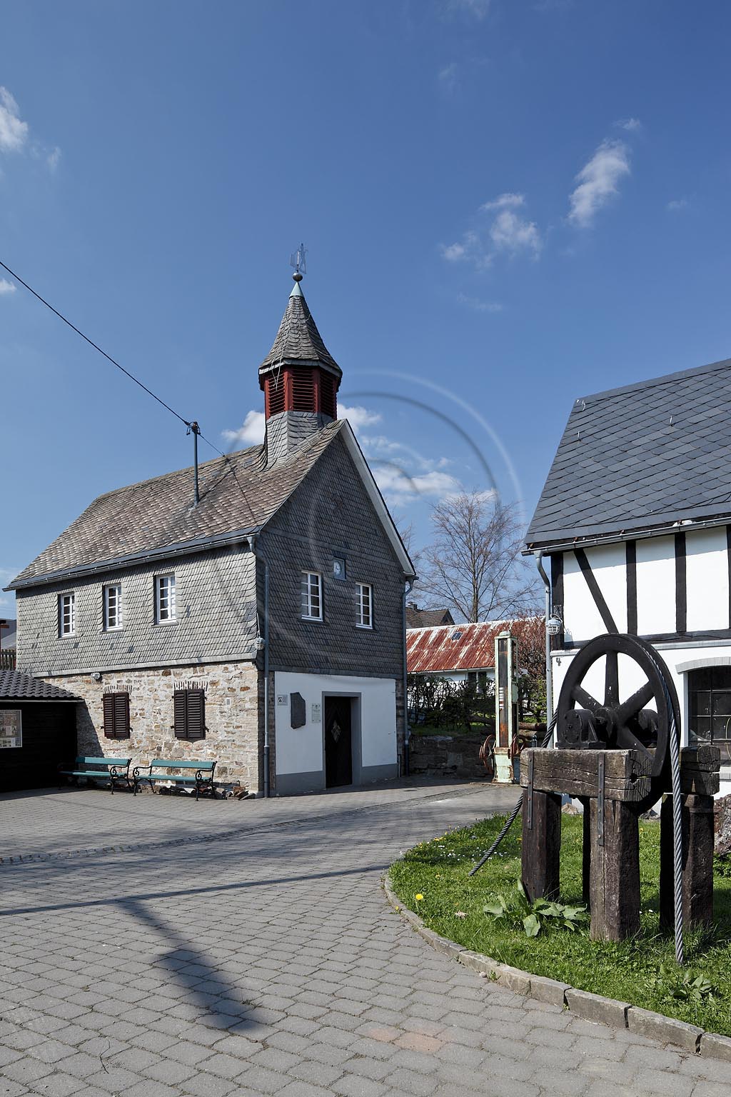 Hilchenbach Muesen, Bergbaumuseum Muesen mit Schaubergwerk Stahlberger Erbstollen. Die Grube Stahlberg war von 1313 bis zum 31. Mrz 1931, also mehr als 600 Jahre, nahezu ohne Unterbrechung in Betrieb. Sie ist eines der ltesten Bergwerke im Siegerland. Gefoerdert wurden in erster Linie Siegerlaender Spateisenstein, der beruehmte "Muesener Grund", daneben aber auch grere Mengen an Bleiglanz, Zinkblende sowie Kupfer- und Pfahlerz. Der Stahlberger Erbstollen, auch Tiefer Msener Stollen genannt, wurde in den Jahren 1740 bis 1980 ursprnglich als Wasserableitungsstollen gebaut und hatte eine Lnge von 1.144,5 m. Ab 1833 wurde ber diesen Stollen das Erz aus der Grube gefrdert. Von der gesamten Lnge sind heute 380 m zur Besichtigung freigegeben. Trger des Schaubergwerks Stahlberger Erbstollen ist der Verein; Hilchenbach Muesen coal museum Stahlber Erbstollen