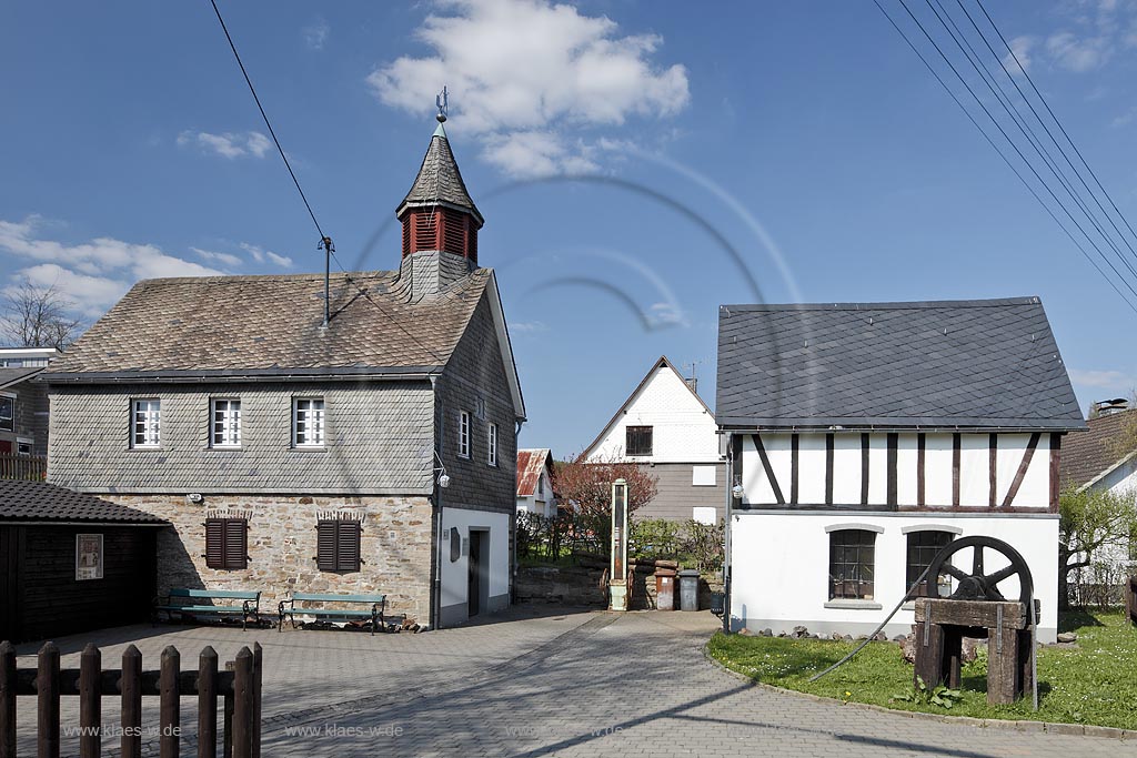 Hilchenbach Muesen, Bergbaumuseum Muesen mit Schaubergwerk Stahlberger Erbstollen. Die Grube Stahlberg war von 1313 bis zum 31. Mrz 1931, also mehr als 600 Jahre, nahezu ohne Unterbrechung in Betrieb. Sie ist eines der ltesten Bergwerke im Siegerland. Gefoerdert wurden in erster Linie Siegerlaender Spateisenstein, der beruehmte "Muesener Grund", daneben aber auch grere Mengen an Bleiglanz, Zinkblende sowie Kupfer- und Pfahlerz. Der Stahlberger Erbstollen, auch Tiefer Msener Stollen genannt, wurde in den Jahren 1740 bis 1980 ursprnglich als Wasserableitungsstollen gebaut und hatte eine Lnge von 1.144,5 m. Ab 1833 wurde ber diesen Stollen das Erz aus der Grube gefrdert. Von der gesamten Lnge sind heute 380 m zur Besichtigung freigegeben. Trger des Schaubergwerks Stahlberger Erbstollen ist der Verein; Hilchenbach Muesen coal museum Stahlber Erbstollen