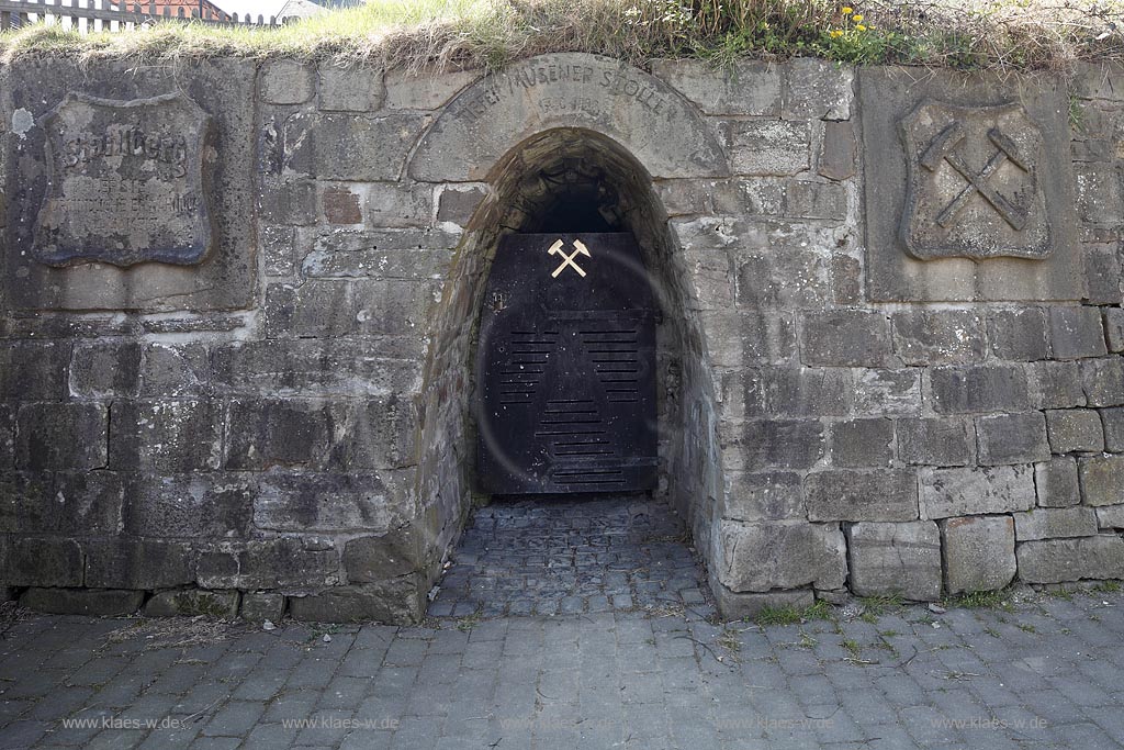 Hilchenbach Muesen, Bergbaumuseum Muesen mit Schaubergwerk Stahlberger Erbstollen. Die Grube Stahlberg war von 1313 bis zum 31. Mrz 1931, also mehr als 600 Jahre, nahezu ohne Unterbrechung in Betrieb. Sie ist eines der ltesten Bergwerke im Siegerland. Gefoerdert wurden in erster Linie Siegerlaender Spateisenstein, der beruehmte "Muesener Grund", daneben aber auch grere Mengen an Bleiglanz, Zinkblende sowie Kupfer- und Pfahlerz. Der Stahlberger Erbstollen, auch Tiefer Msener Stollen genannt, wurde in den Jahren 1740 bis 1980 ursprnglich als Wasserableitungsstollen gebaut und hatte eine Lnge von 1.144,5 m. Ab 1833 wurde ber diesen Stollen das Erz aus der Grube gefrdert. Von der gesamten Lnge sind heute 380 m zur Besichtigung freigegeben. Trger des Schaubergwerks Stahlberger Erbstollen ist der Verein; Hilchenbach Muesen coal museum Stahlber Erbstollen