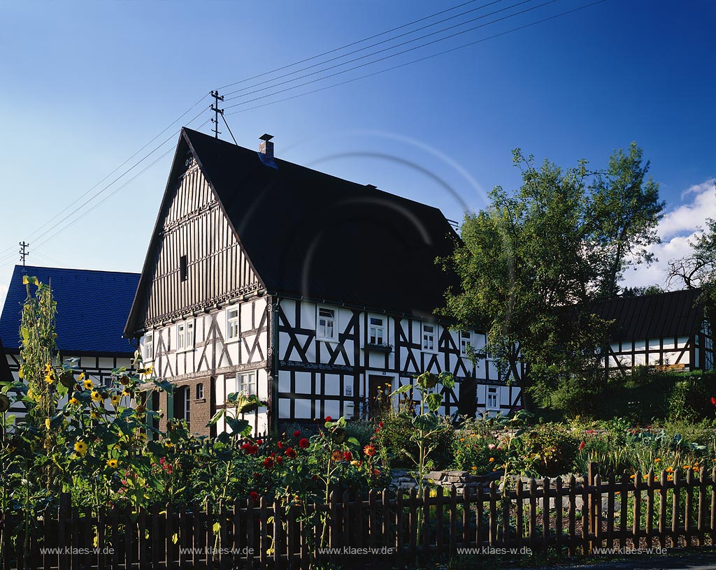 Oechelhausen, Hilchenbach, Kreis Siegen-Wittgenstein, Siegerland, Blick auf Fachwerkhof, Fachwerkhaus mit Blumengarten im Sommer