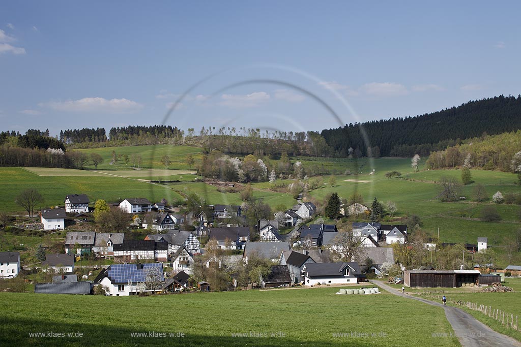 Hilchenbach Ruckersfeld, Blick auf den Ort in Fruehlingslandschaft; Hilchenbach Ruckersfeld, view onto the village in springtime landscape