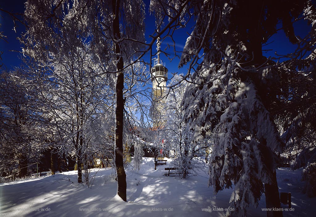 Kreuztal, Kreis Siegen-Wittgenstein, Siegerland, Blick auf Kindelsbergturm in Winterlandschaft
