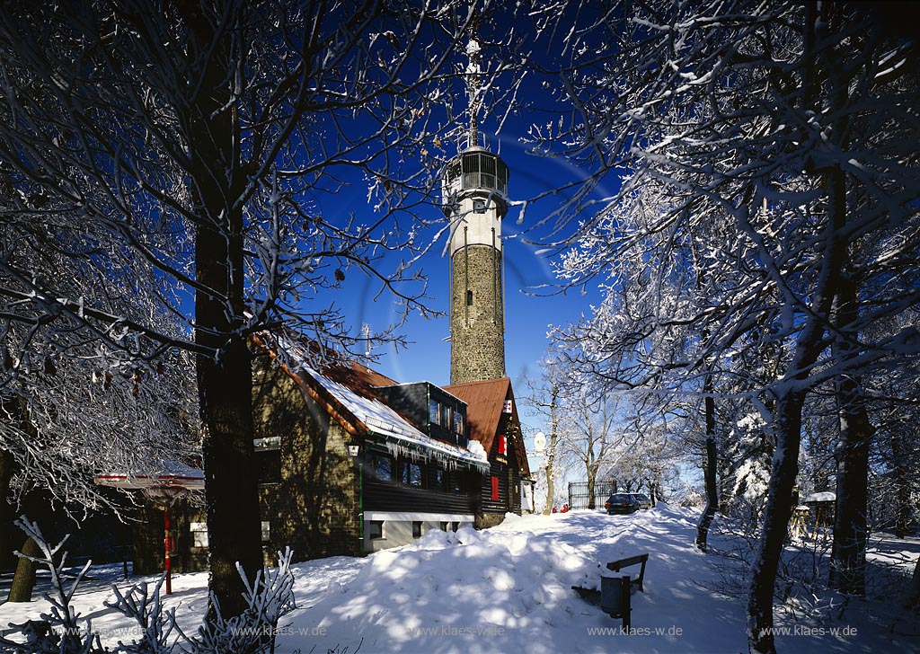 Kreuztal, Kreis Siegen-Wittgenstein, Siegerland, Blick auf Kindelsbergturm in Winterlandschaft