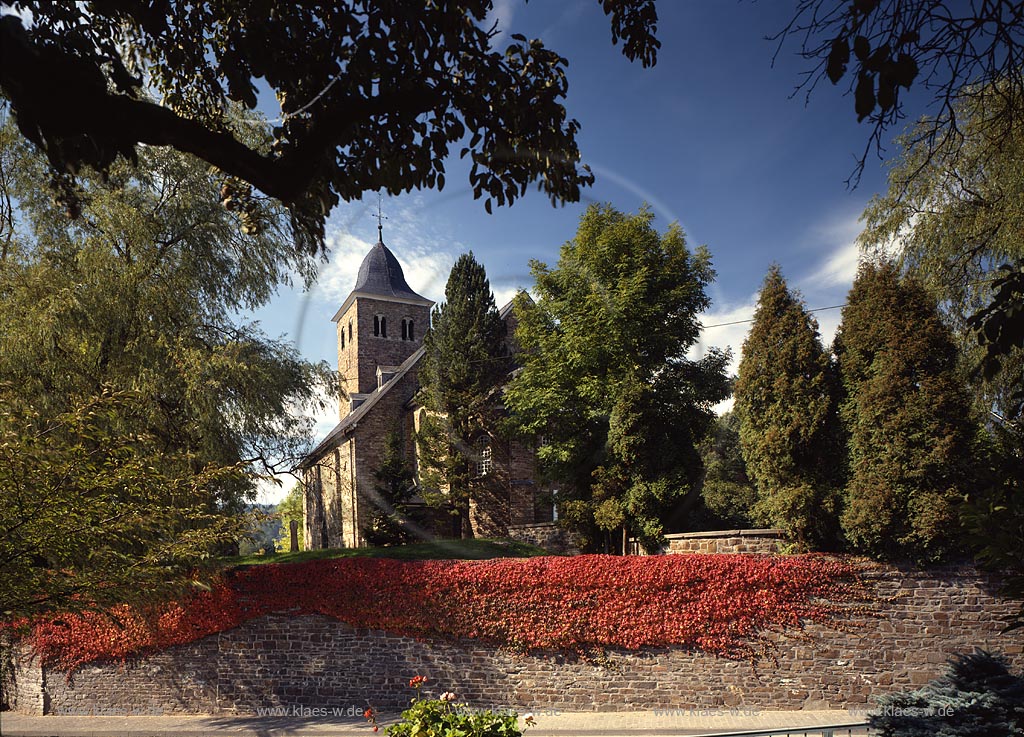 Krombach, Kreuztal, Kreis Siegen-Wittgenstein, Siegerland, Blick auf alte Wehrkirche