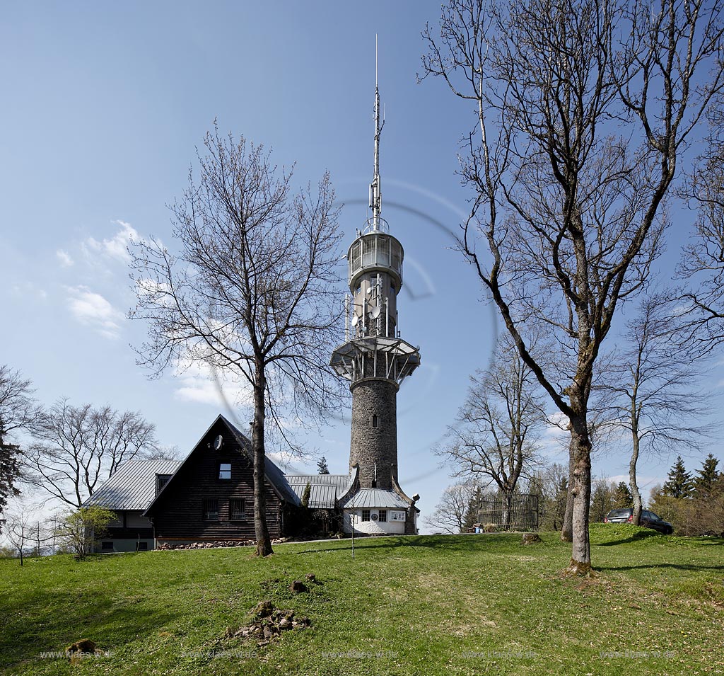 Kreuztal, der Kindelsbergturm auf dem 618 m hohen, sagenumwobenen Kindelsberg im Fruehling; Kreuztal, Kindelsberg tower in springtime