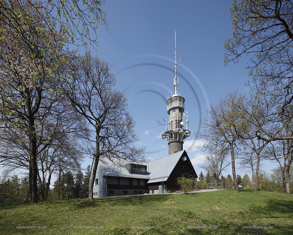 Kreuztal, der Kindelsbergturm auf dem 618 m hohen, sagenumwobenen Kindelsberg im Fruehling; Kreuztal, Kindelsberg tower in springtime