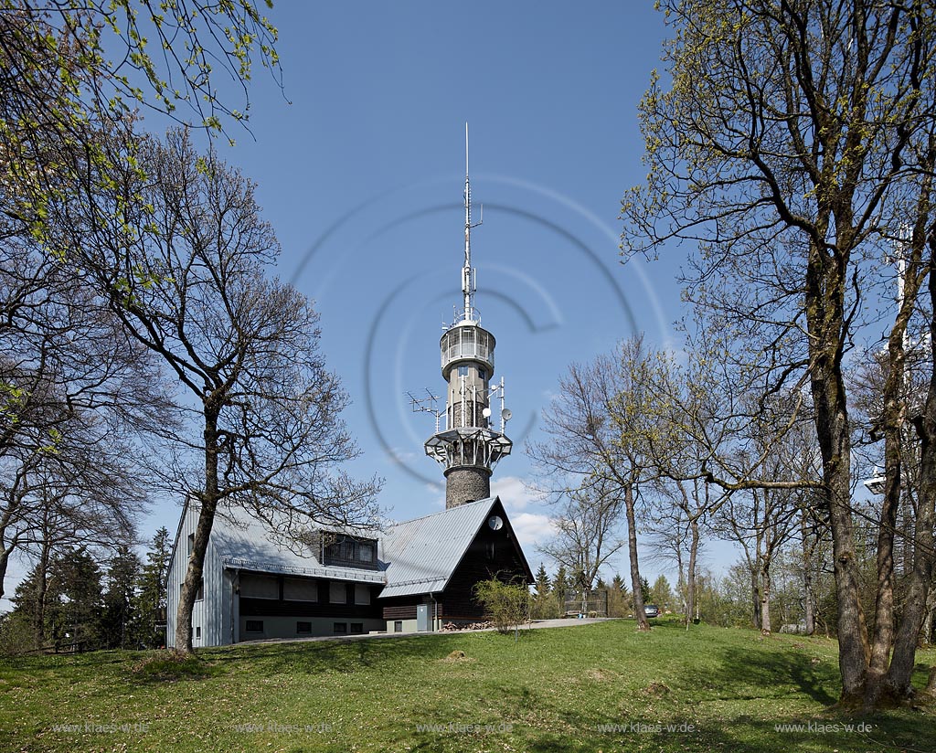 Kreuztal, der Kindelsbergturm auf dem 618 m hohen, sagenumwobenen Kindelsberg im Fruehling; Kreuztal, Kindelsberg tower in springtime
