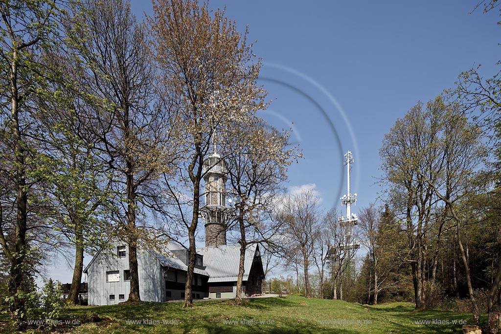 Kreuztal, der Kindelsbergturm auf dem 618 m hohen, sagenumwobenen Kindelsberg im Fruehling, rechts dahinter der Sendeturm fuer UKW-Hoerfunkprogramm des WDR 5, welches sich auf dem Turm des WDR befindet. Dieser wurde in den 1990ern errichtet; Kreuztal, Kindelsberg tower in springtime