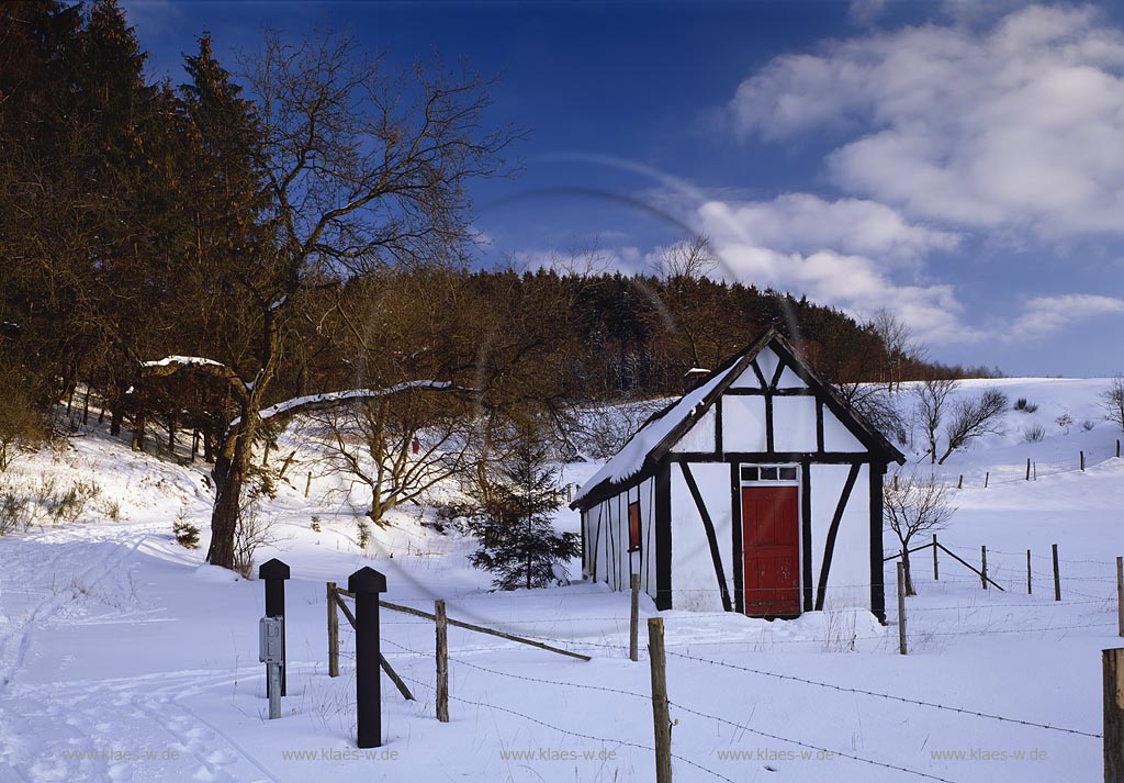 Mittelhees, Kreuztal, Kreis Siegen-Wittgenstein, Siegerland, Blick auf altes Backhaus in Winterlandschaft