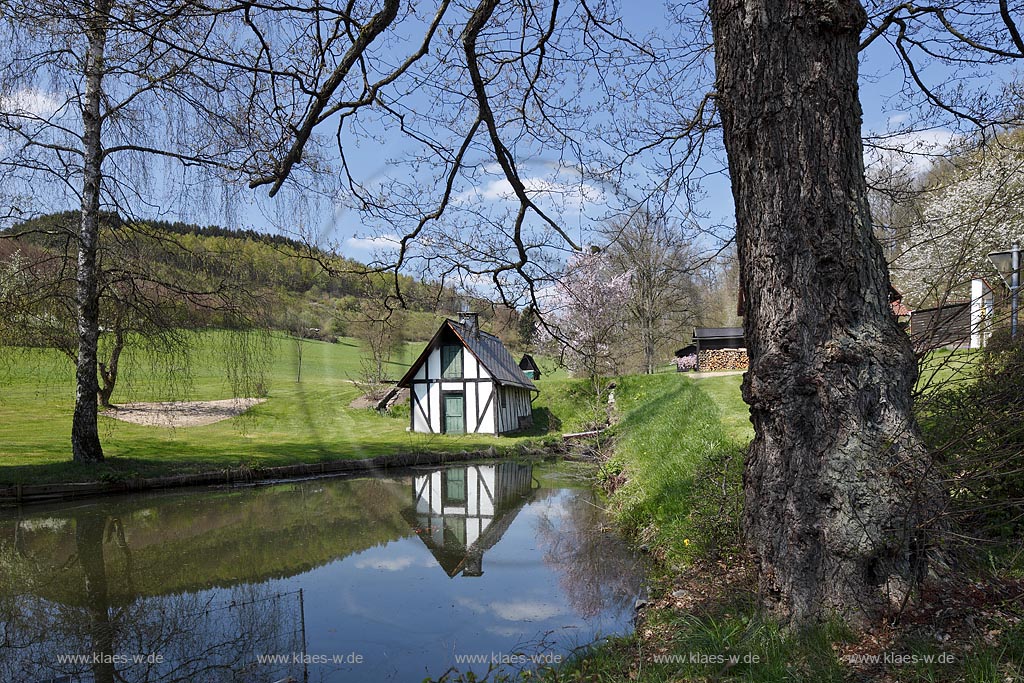Kreuztal Mittelhees, altes Backhaus, Backes mit Spiegelbild in einem Fischteich, Fruehling; Kreuztal Mittelhees, small framework baking house  with mirror image in a pond at springtime