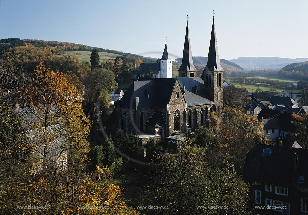 Netphen, Kreis Siegen-Wittgenstein, Siegerland, Blick auf Kirche, Ort und Landschaft
