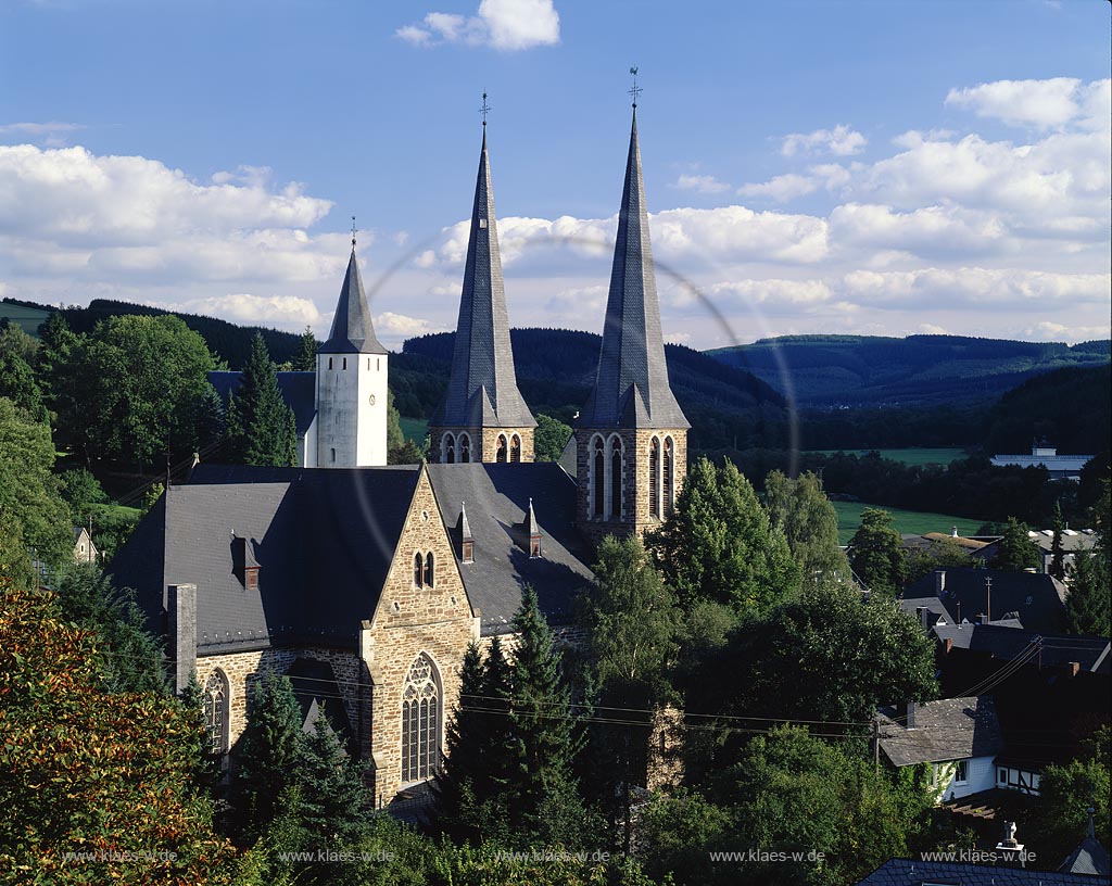 Netphen, Kreis Siegen-Wittgenstein, Siegerland, Blick auf Evangelische Martinskirche und auf Katholisches Pfarrkirche im Vordergrund