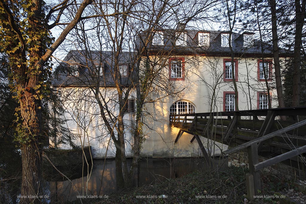 Netphen Hainchen, Wasserburg Hainchen in der Abendsonne; Netphenmoated castle Hainchen in evening sunlight