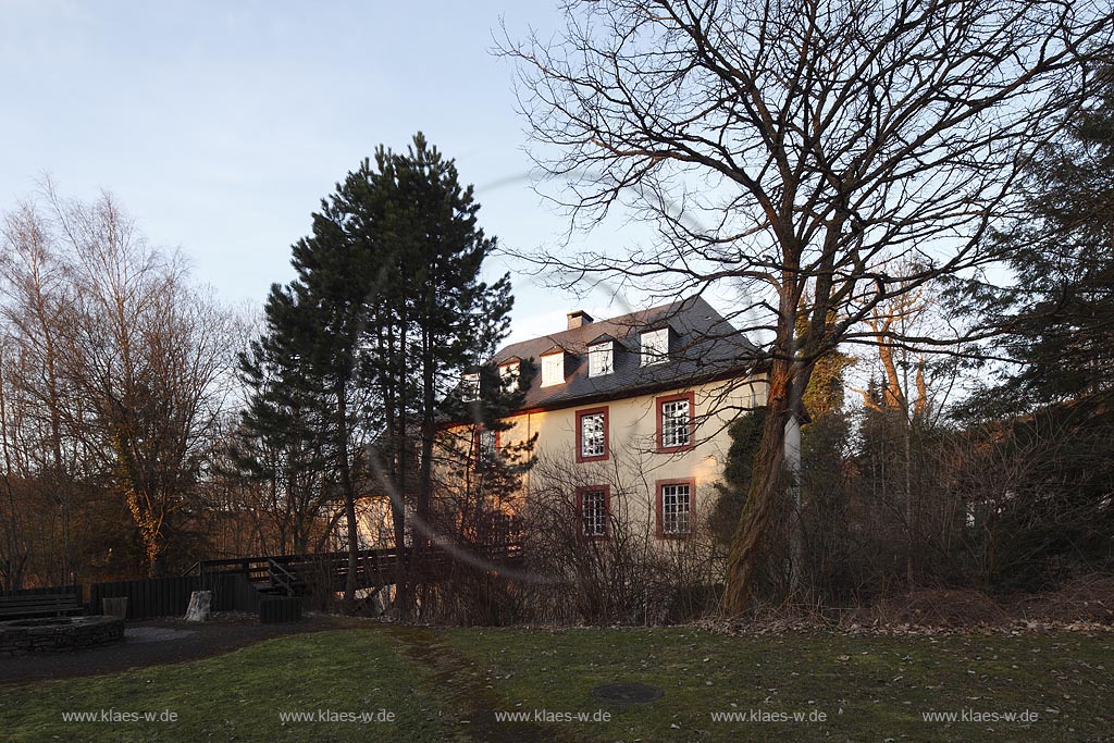 Netphen Hainchen, Wasserburg Hainchen in der Abendsonne; Netphenmoated castle Hainchen in evening sunlight