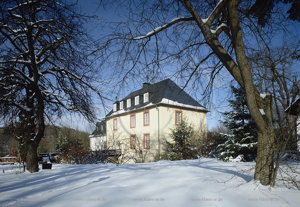 Hainchen, Netphen, Kreis Siegen-Wittgenstein, Siegerland, Blick auf Wasserburg, Wasser Burg, Hhenwasserburg, Hoehenwasserburg Hainchen in Winterlandschaft