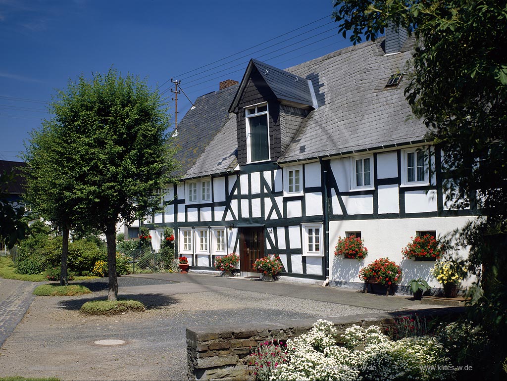 Herzhausen, Netphen, Kreis Siegen-Wittgenstein, Siegerland, Blick auf Fachwerkwinkel, Fachwerkhaus 