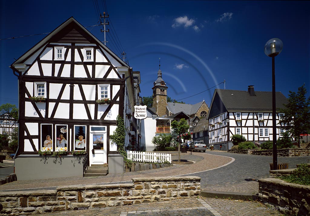 Neunkirchen, Kreis Siegen-Wittgenstein, Siegerland, Blick auf Fachwerkwinkel mit Sicht auf Kirche