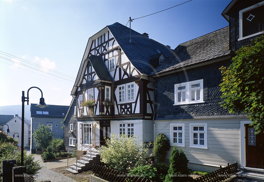 Neunkirchen, Kreis Siegen-Wittgenstein, Siegerland, Blick auf alte Apotheke im Frhling, Fruehling