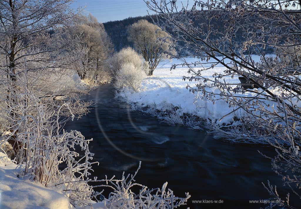Wiederstein, Neunkirchen, Kreis Siegen-Wittgenstein, Siegerland, Blick auf Tal, der Heller, Freier Grund, mit Bach Lauf, Bachlauf in Winterlandschaft