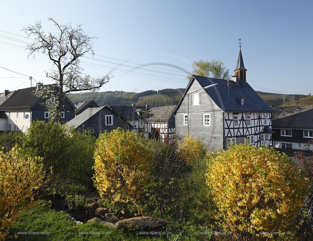 Neunkirchen Wiederstein, die Kapellenschule wurde 1759 erbaut und ist eine der ltesten noch vorhandenen Schulen im Umkreis, verschiefertes Fachwerk Gebaeude, Schule, Kapelle; Neunkirchen Wiederstein, old half timbered framework schoolchapel in springtime