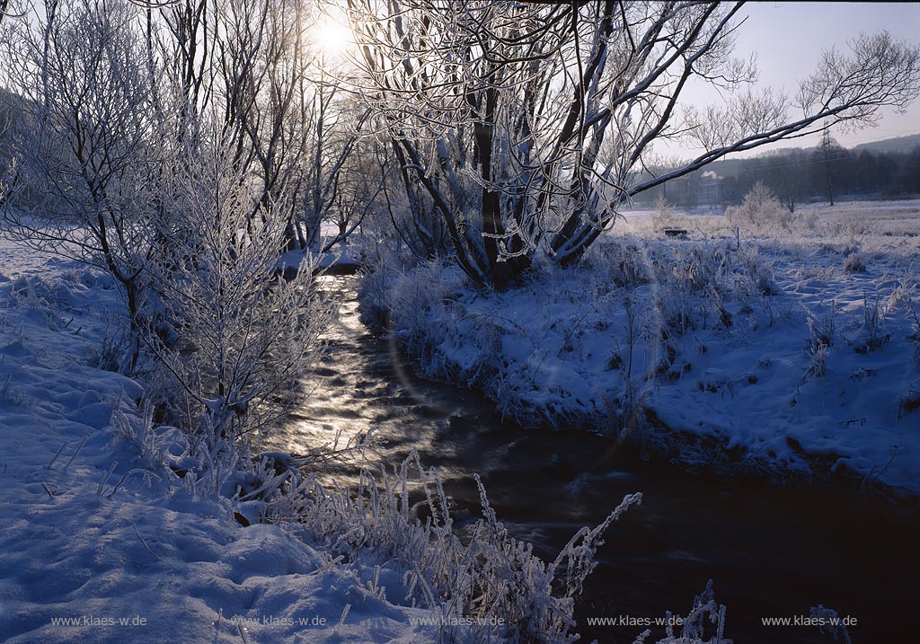 Wiederstein, Neunkirchen, Kreis Siegen-Wittgenstein, Siegerland, Blick auf Tal, der Heller, Freier Grund, mit Bach Lauf, Bachlauf in Winterlandschaft