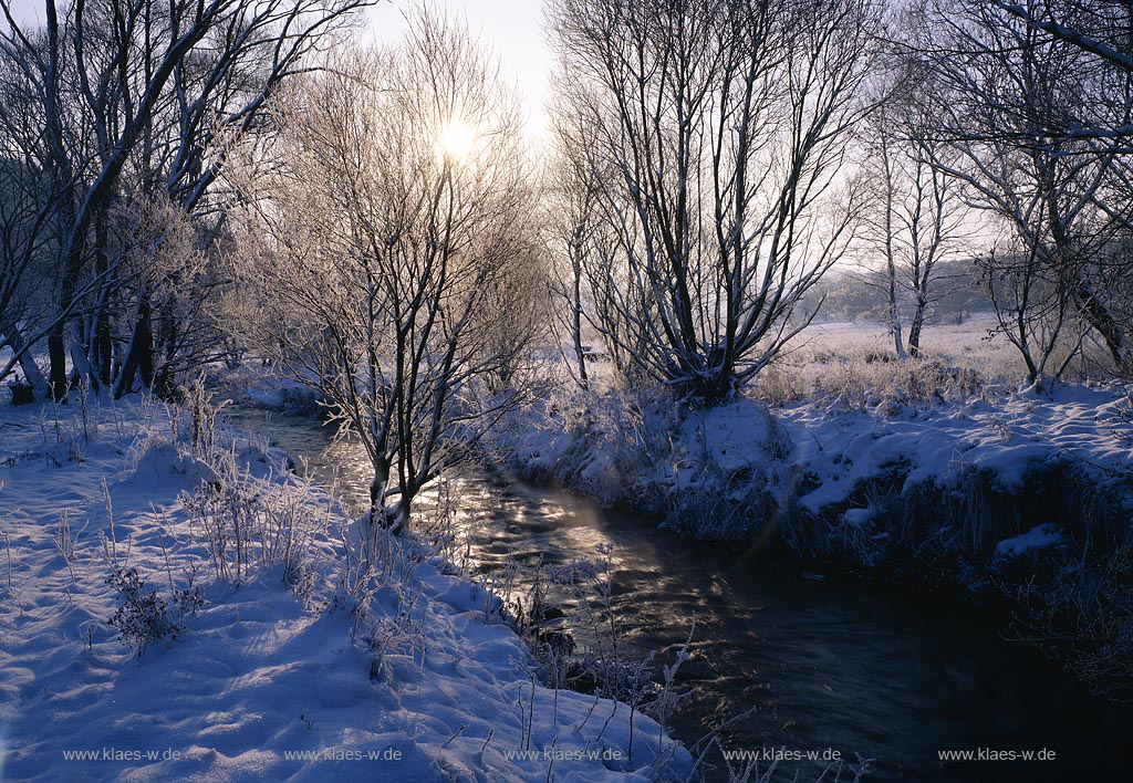 Wiederstein, Neunkirchen, Kreis Siegen-Wittgenstein, Siegerland, Blick auf Tal, der Heller, Freier Grund, mit Bach Lauf, Bachlauf in Winterlandschaft