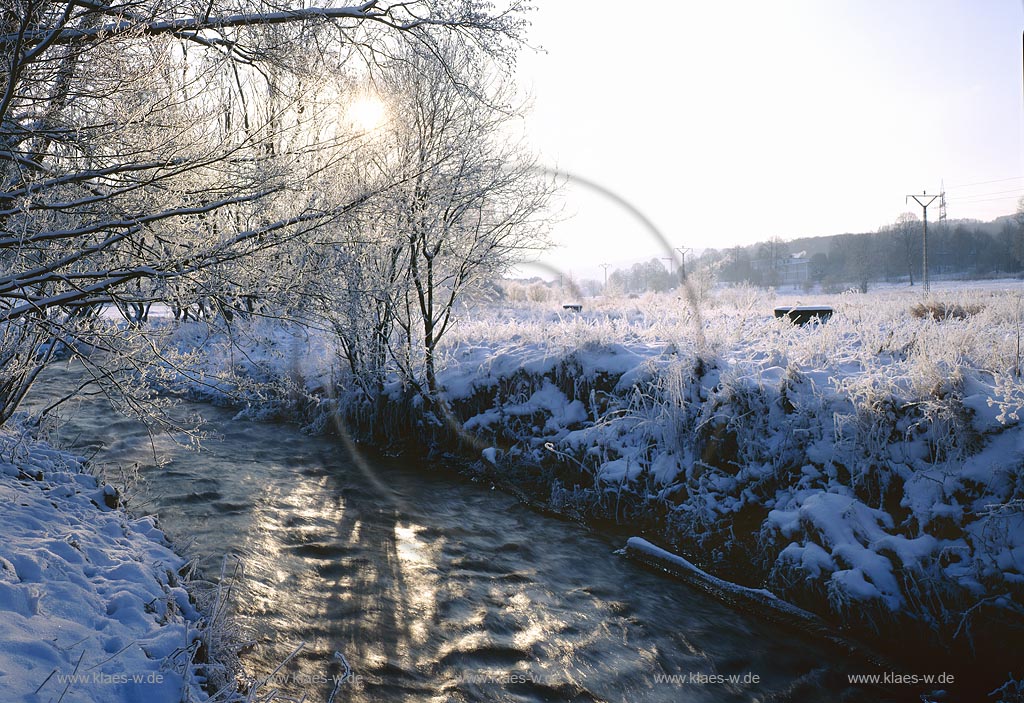 Wiederstein, Neunkirchen, Kreis Siegen-Wittgenstein, Siegerland, Blick auf Tal, der Heller, Freier Grund, mit Bach Lauf, Bachlauf in Winterlandschaft