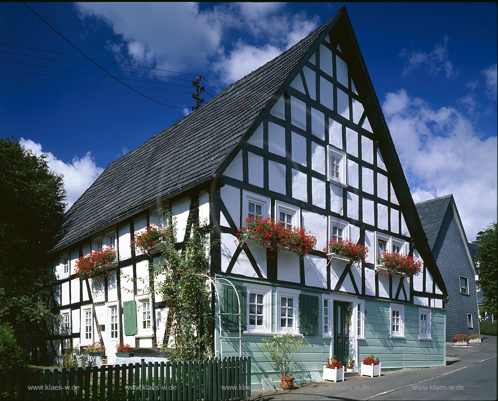 Eisern, Siegen, Kreis Siegen-Wittgenstein, Siegerland, Blick auf Fachwerkhaus