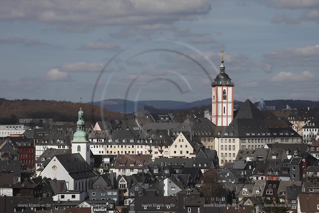  Siegen, Panoram, im Mittelpunkt die Nikolaikirche mit ihrem charakteristischen Kroenchen, ehemals Stadtkirche und Gruftkapelle der Grafen zu Nassau, wurde im 13. Jahrhundert erbaut. Der sechseckige Grundriss ihres Zentralbaus ist einzigartig in Deutschland; Siegen evangelic church from 13th century